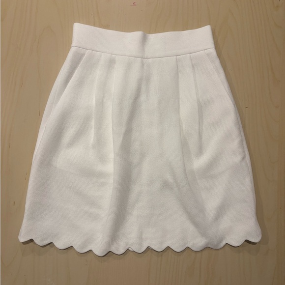 Club Monaco White Scalloped Hem Mini Skirt | Size 00 - Picture 2 of 9